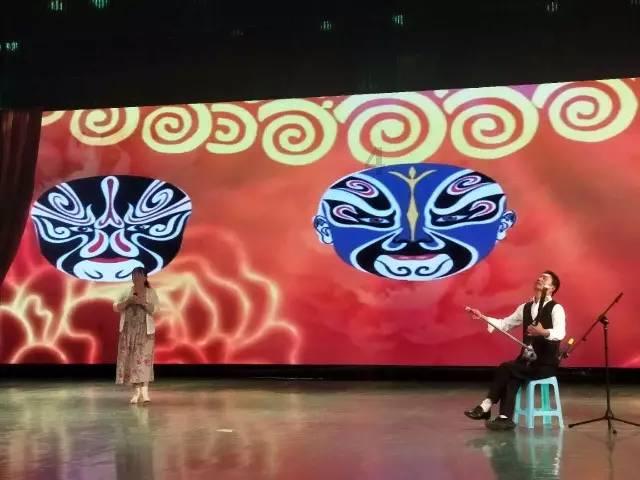 哈尔滨游客太多了,狐狸宝宝累到罢工了,狐狸宝宝:睡不醒根本睡不醒